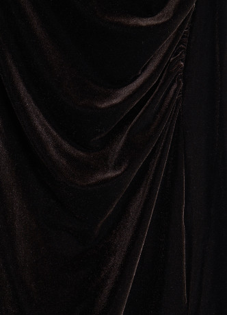 Бархатное платье с асимметричными лямками