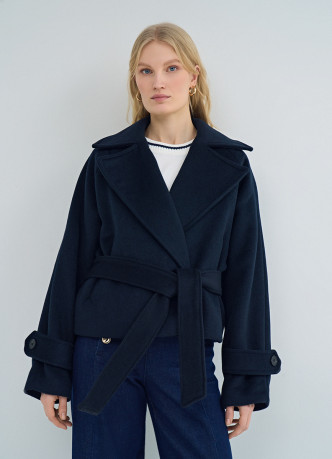 Короткое пальто на поясе