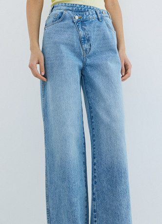 Широкие джинсы с асимметричной застёжкой