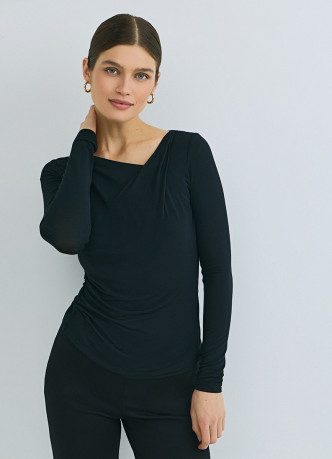 Лонгслив с драпировкой и асимметричным вырезом