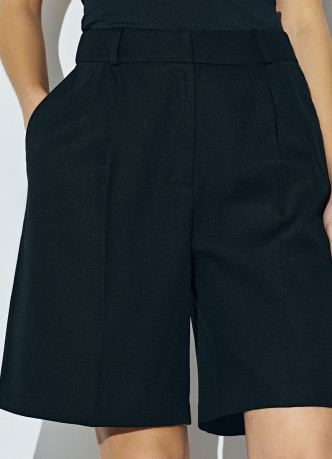 Шорты-бермуды со складками