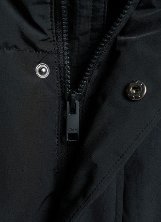 Удлинённая утеплённая куртка с капюшоном