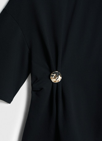 Футболка с брошью