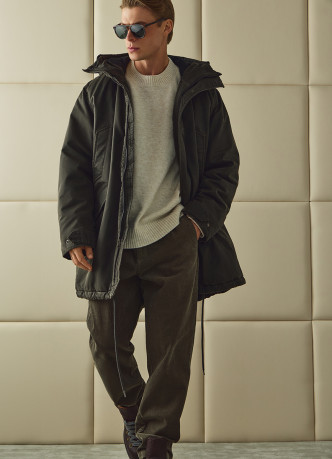 Удлинённая утеплённая парка с капюшоном