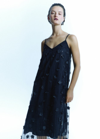 Платье с пайетками и декором в виде цветов