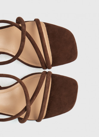 Босоножки на каблуке