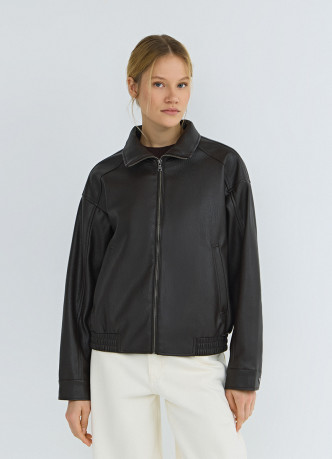 Легкая куртка из искусственной кожи