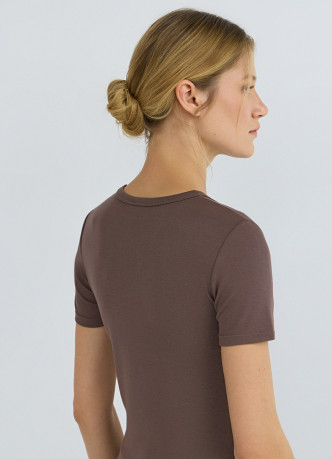 Приталенная футболка в рубчик