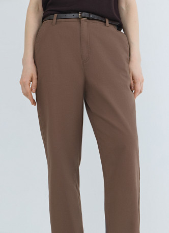 Чиносы с тонким ремнём