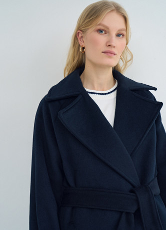 Короткое пальто на поясе