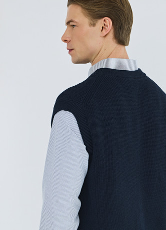 Вязаный жилет