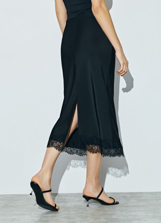 Атласная юбка с кружевом