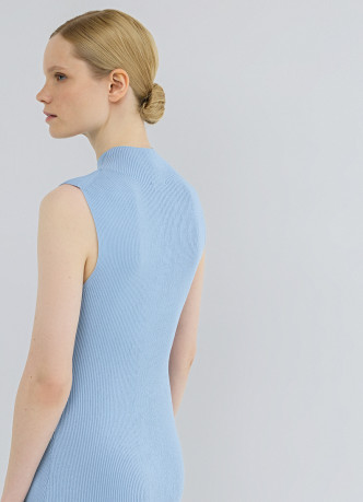 Вязаное платье в рубчик с воротником-стойкой