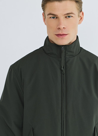 Утеплённая куртка с воротником-стойкой