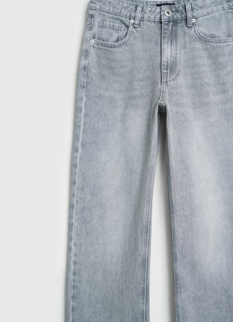 Прямые джинсы с высокой посадкой