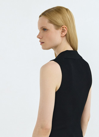 Трикотажный жилет в рубчик с воротником