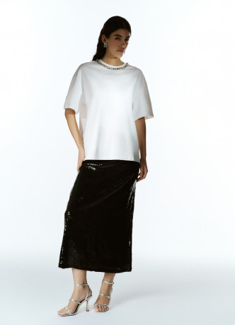 Футболка с декором у выреза