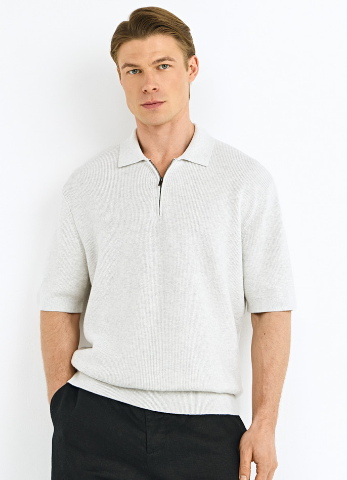 Поло из текстурной ткани с молнией