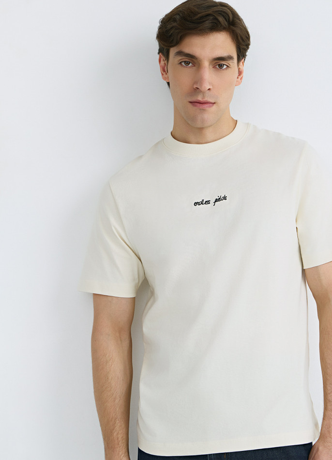 Футболка с принтом и вышивкой