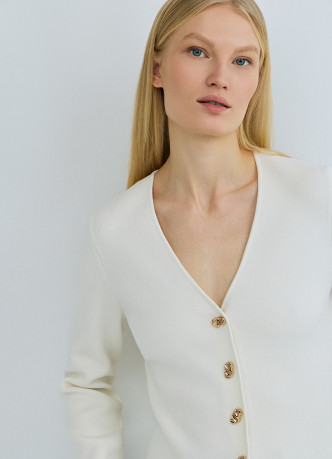 Кардиган на пуговицах с V-вырезом