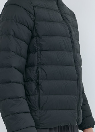 Утеплённая лёгкая куртка с воротником-стойкой