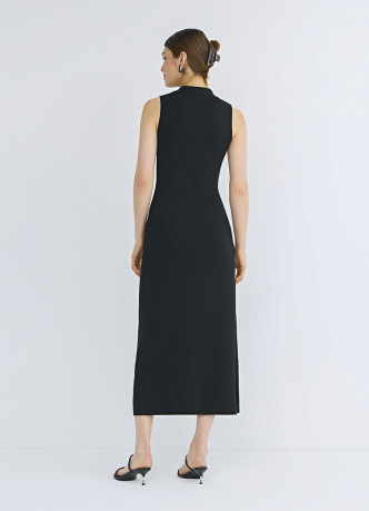 Вязаное платье с воротником-поло