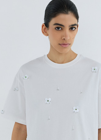 Футболка с цветочным декором из пайеток