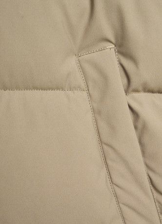 Утеплённая куртка с капюшоном