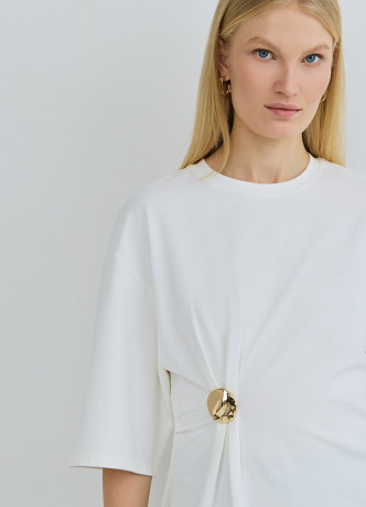 Футболка с брошью