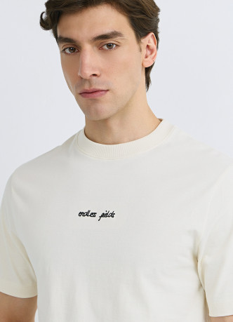 Футболка с принтом и вышивкой