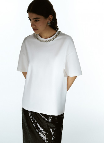 Футболка с декором у выреза
