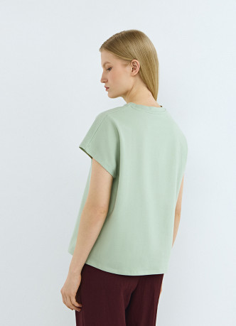 Футболка со спущенным плечом