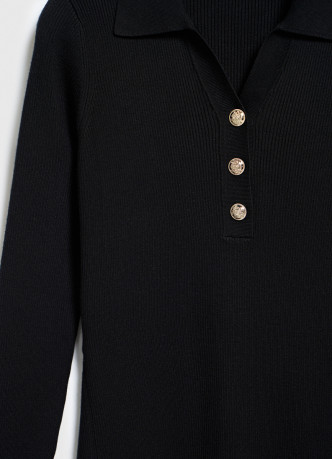 Вязаное платье миди с воротником-поло