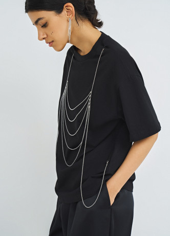 Футболка с декором из навесных цепочек