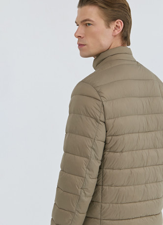 Утеплённая лёгкая куртка с воротником-стойкой