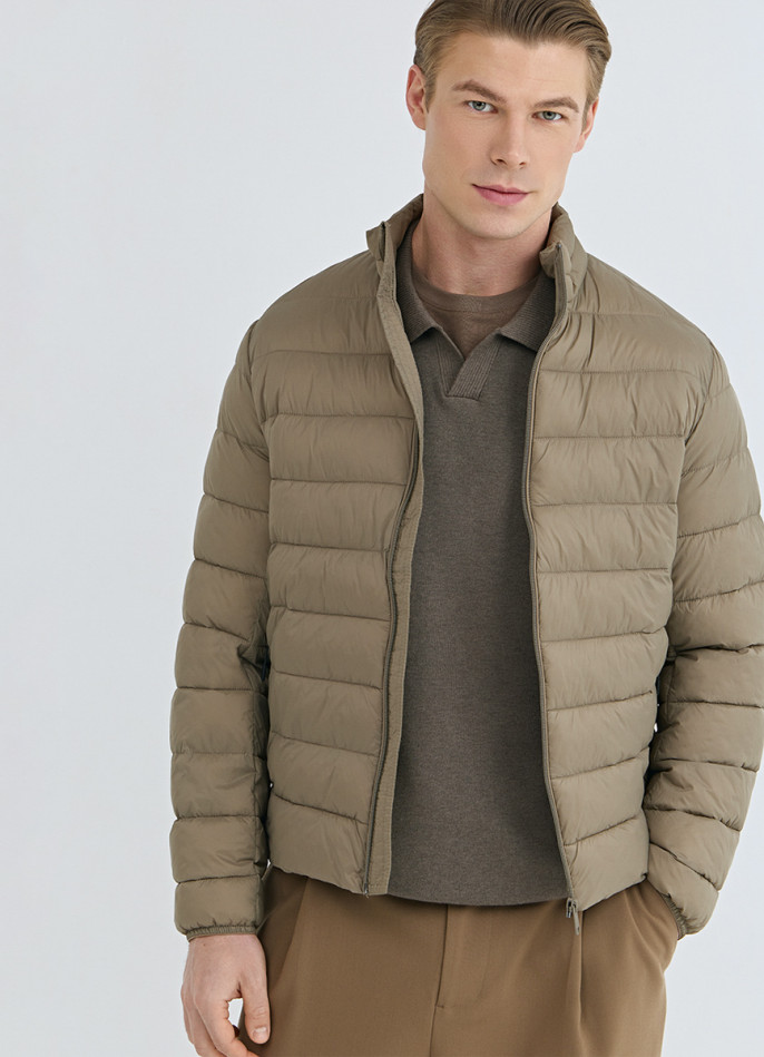 Утеплённая лёгкая куртка с воротником-стойкой