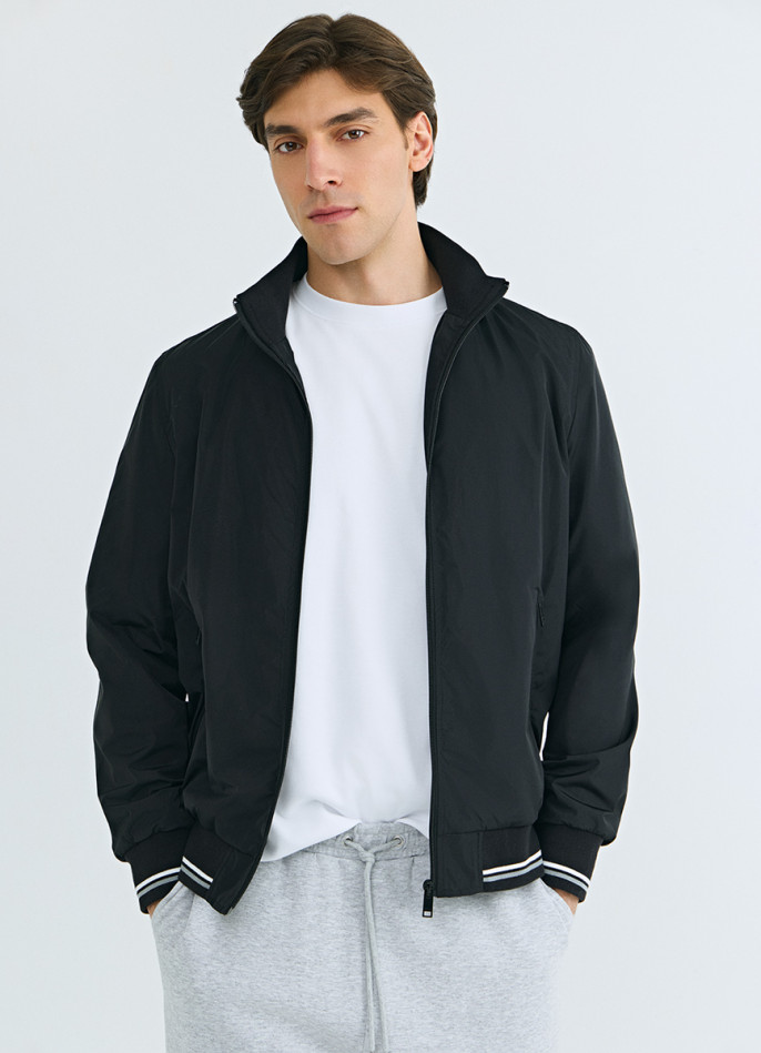 Бомбер с контрастными деталями