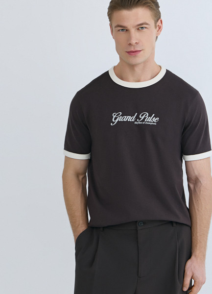 

Футболка с текстовым принтом, Коричневый