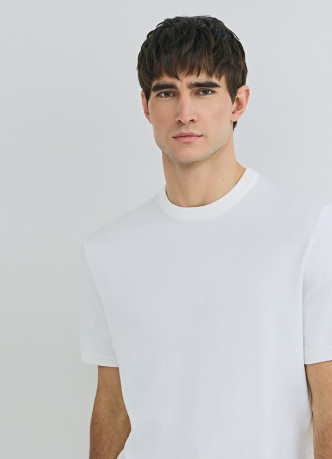 Вязаная футболка из пряжи