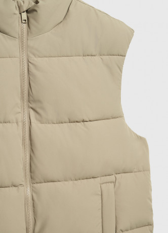 Стёганый утеплённый жилет с воротником-стойкой