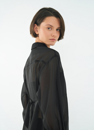 Полупрозрачная блузка из органзы с тонким поясом