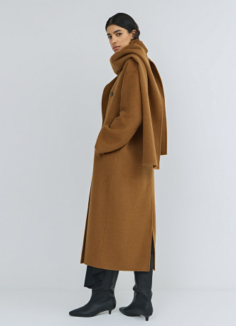 Длинное двубортное пальто с шарфом