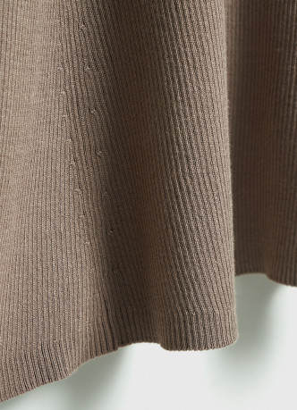 Вязаное платье с воротником-стойкой