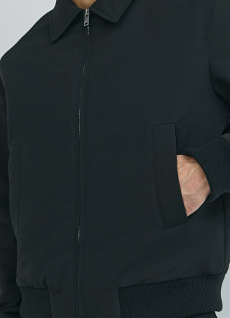 Утеплённый бомбер с отложным воротником