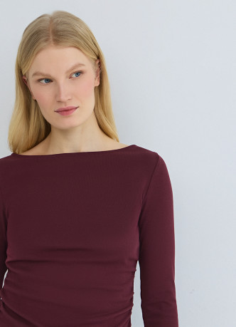 Лонгслив с вырезом лодочкой