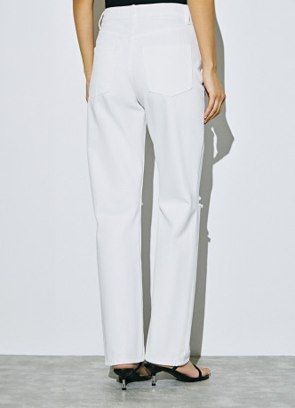 Прямые джинсы с разрезами на коленях