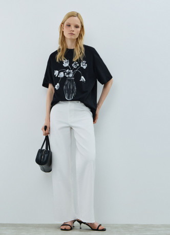 Футболка с цветочным декором из пайеток