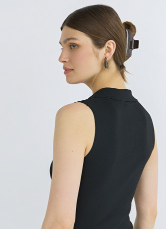 Вязаное платье с воротником-поло