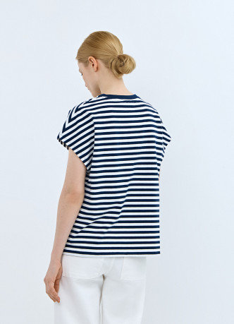 Футболка в полоску со спущенным плечом
