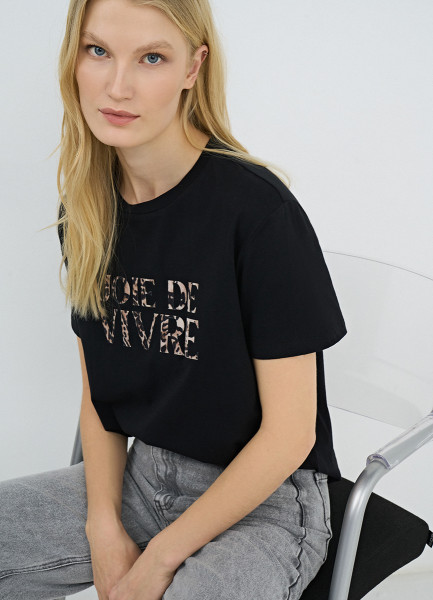 

Футболка с объёмным принтом, Черный